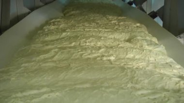 Hamur Ekmek bandında hareket eder.