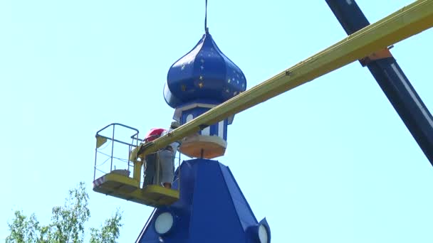 Bauarbeiter auf Montagekran installierten Kuppel — Stockvideo