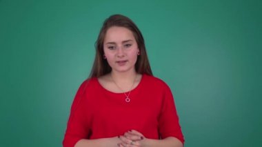 Gülümseyen genç kadın