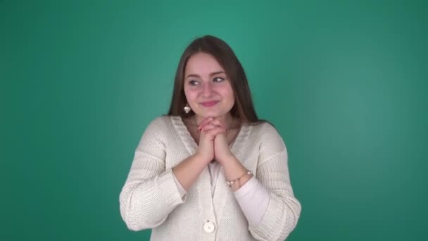 En ung kvinna gör en önskan — Stockvideo
