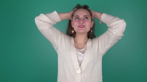 Молодая женщина с выражением лица, когда она получает идею или решение, концепция идеи — стоковое видео