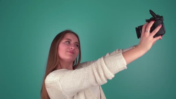 Mooi jong meisje foto's van zichzelf met een camera. — Stockvideo