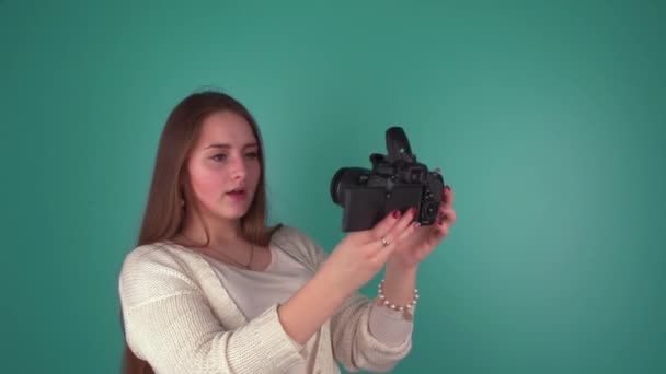 Tiener meisje maken foto's van zichzelf — Stockvideo