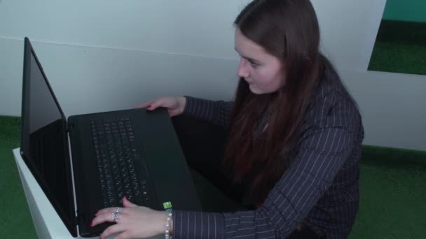 Young lady with a computer problem — Stock Video