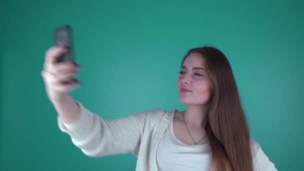 Tiener meisje maken foto's van zichzelf — Stockvideo
