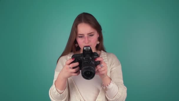 Chica hace un video musical para la cámara — Vídeos de Stock