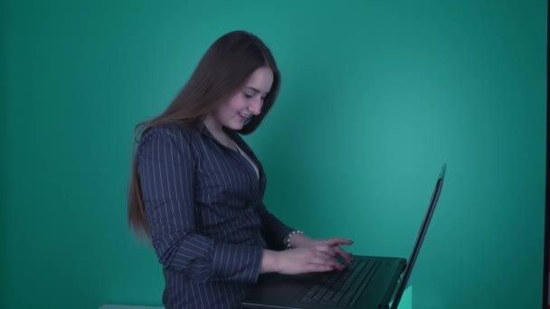 Sorrindo menina bonito usando laptop e olhando para a câmera — Vídeo de Stock