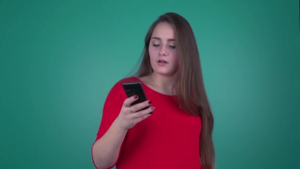 Mädchen benutzt Handy — Stockvideo