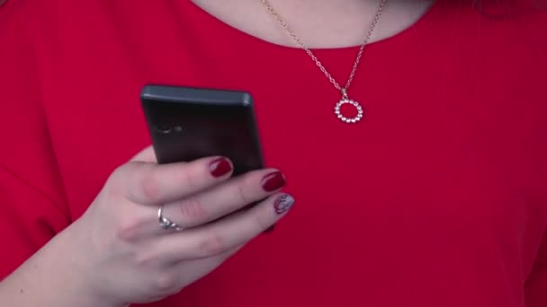 Ženská ruka využívá mobilní telefon — Stock video