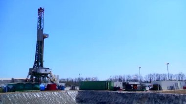 Derrick. Şeyl gaz. ayıklama