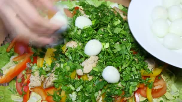 Te bereiden salade met kwartel eieren — Stockvideo