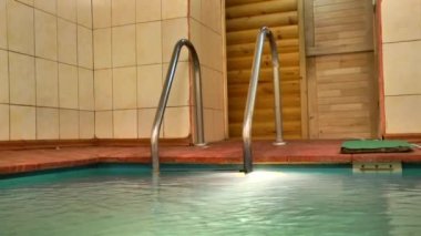 Havuza giden merdivenler.