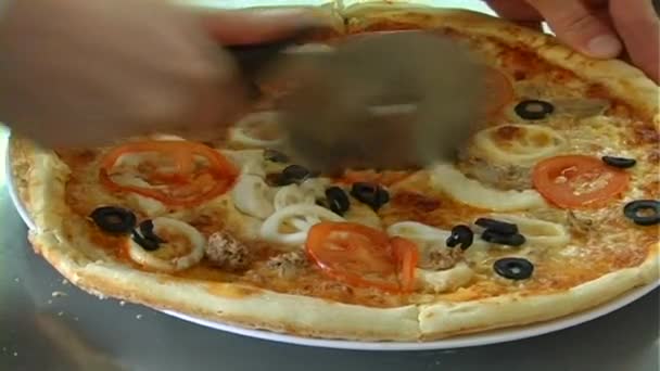 Итальянская кухня. Кук режет нож для пиццы — стоковое видео