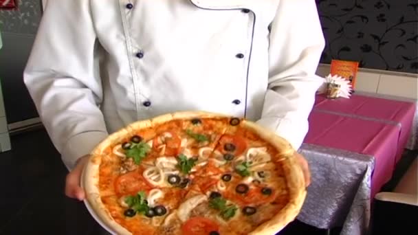 Chef entrega pizza — Vídeo de Stock