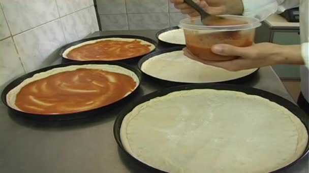Σεφ προετοιμάζει μια πίτσα — Αρχείο Βίντεο