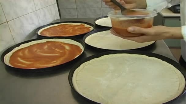 Chef preparando uma pizza — Vídeo de Stock