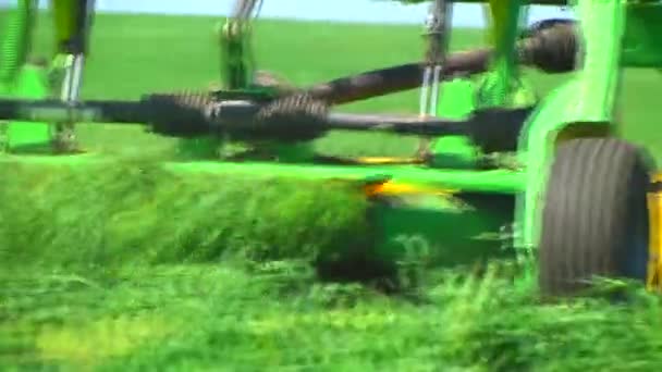 Rotační sekačka seká sklizeň v poli zemědělci — Stock video