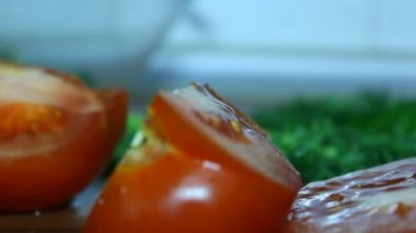 Güzel sulu domates. 2-kesmek