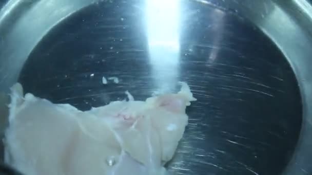 Курица без костей готовиться — стоковое видео