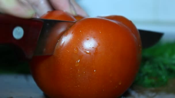 Schöne saftige Tomate. auf zwei Teile geschnitten — Stockvideo
