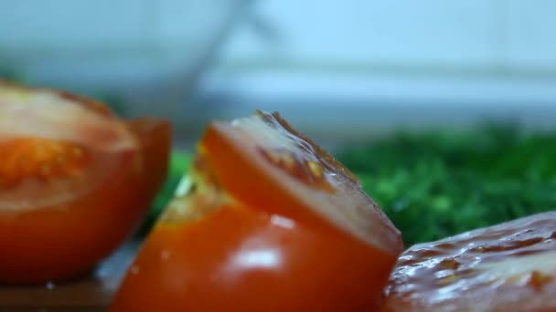 Schöne saftige Tomate. auf zwei Teile geschnitten — Stockvideo