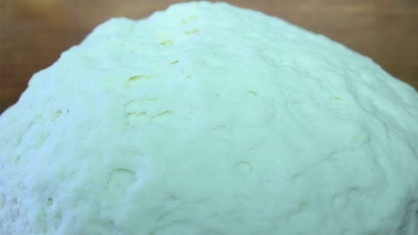 Mãos amassando a massa de farinha — Vídeo de Stock