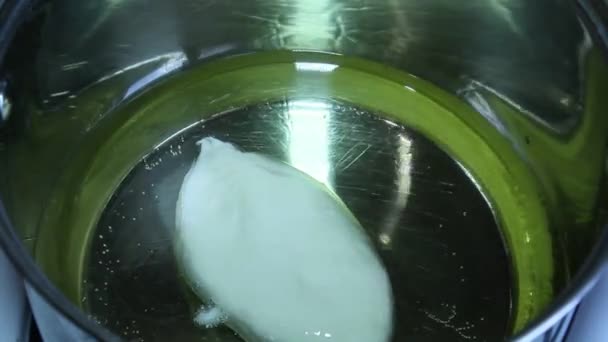 放入沸水油蛋糕 — 图库视频影像