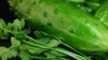 Döndürme salatalık bir siyah arka plan