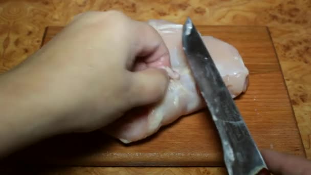 Procesamiento de carne de pollo cruda sin huesos — Vídeos de Stock