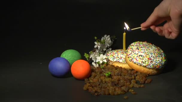 复活节蛋糕。蜡烛。庆祝活动 — 图库视频影像