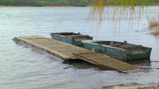 Barcos. El viejo embarcadero. Naturaleza — Vídeos de Stock