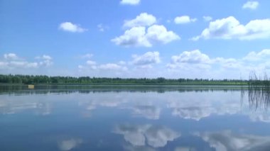 Güzel göl. Bulutlar