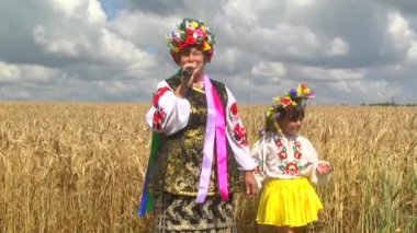 Ulusal kıyafetler giyen kızlar. Ukrayna