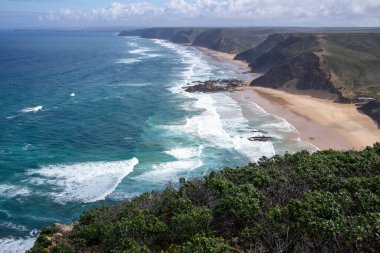 Bir uçurumun tepesinden görünüm