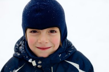Mutlu küçük çocuk kış portresi