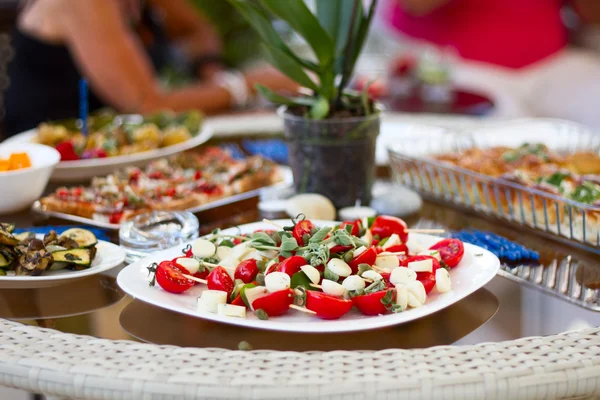 Buffet con Ensalada Caprese —  Fotos de Stock