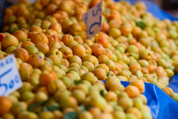 Abrikozen op fruit bazaar — Stockfoto
