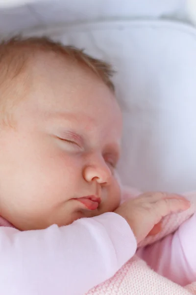 Baby meisje slaapt — Stockfoto