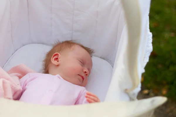 Bambina che dorme in una culla — Foto Stock