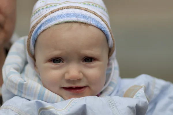 Søt Blond Baby Med Blå Hatt Jakke Utendørs – stockfoto