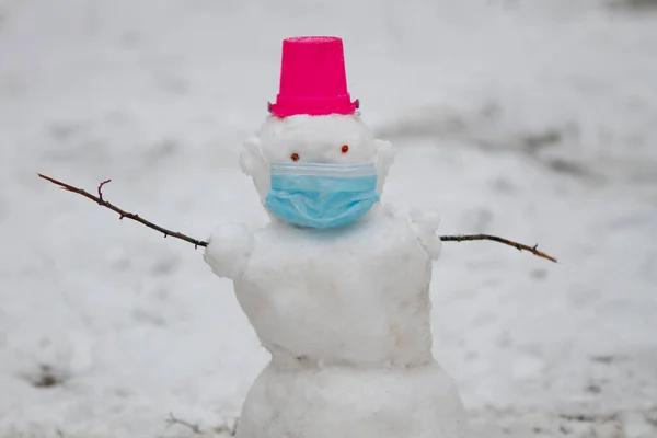 Снеговик Защитной Маске Стоит Детской Площадке Снежный Зимний День Концепция Стоковая Картинка