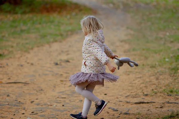 Adorabile Ragazza Bionda Che Gioca Salta Con Suo Gatto Grigio — Foto Stock