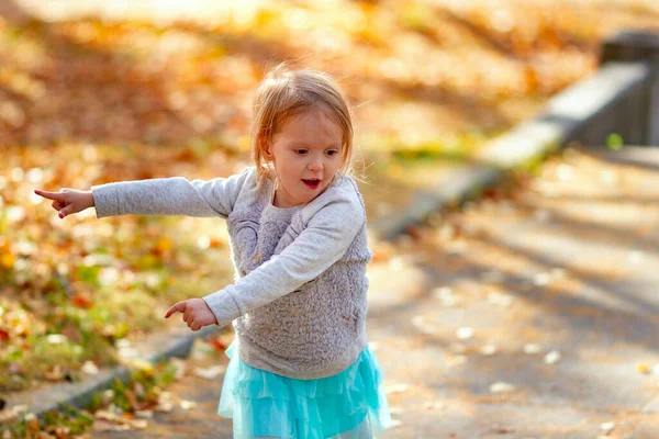 Очаровательная Малышка Танцует Парке Прекрасный Солнечный Осенний День Маленькая Девочка — стоковое фото