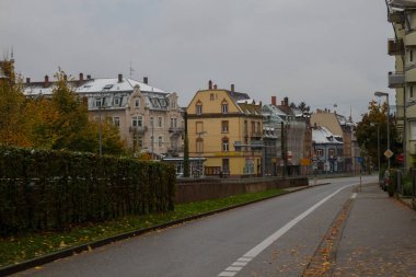 Freiburg im Breisgau / Almanya - 10 28 2012: İlk kardan sonraki bulutlu sonbahar gününde boş Avrupa caddesi 