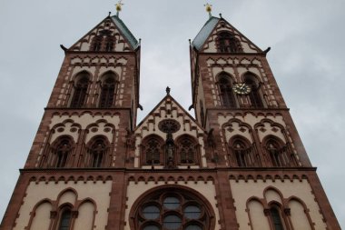 Freiburg im Breisgau / Almanya - 10 28 2012: Freiburg 'da Herz-Jesu-Kirche, ilk kardan sonraki bulutlu bir sonbahar gününde