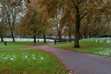 Freiburg im Breisgau / Almanya - 10 28 2012: Freiburg 'da Herz-Jesu-Kirche yakınlarına park edin.