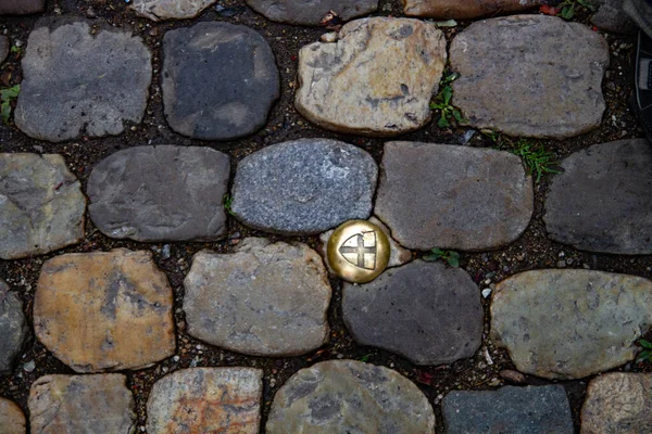 Echte Achtergrond Grijze Stenen Bestrating Met Een Gouden Ridderkruis — Stockfoto