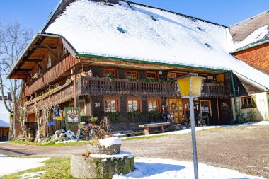 Titisee-Neustadt, Almanya - 10: 30 2012: Kışın karlı ve güneşli bir günde eski tarım makineleri müzesi