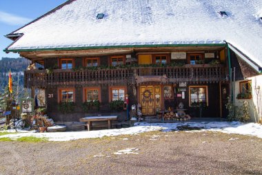 Titisee-Neustadt, Almanya - 10: 30 2012: Kışın karlı ve güneşli bir günde eski tarım makineleri müzesi