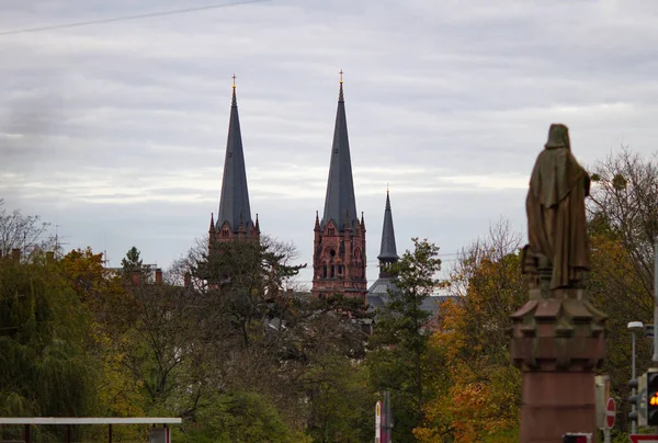 Freiburg Breisgau Alemanha 2012 Torres Igreja Contra Céu Cinzento Rua — Fotografia de Stock